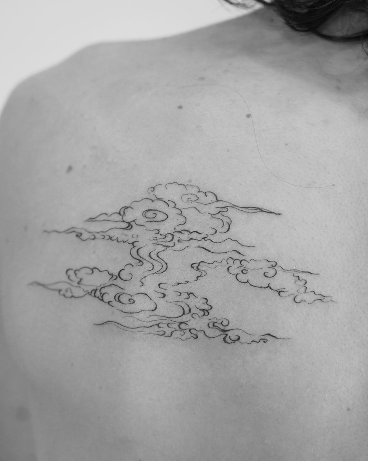 Tatuaje de ornamental en hombro, línea fina Sinkply Madrid