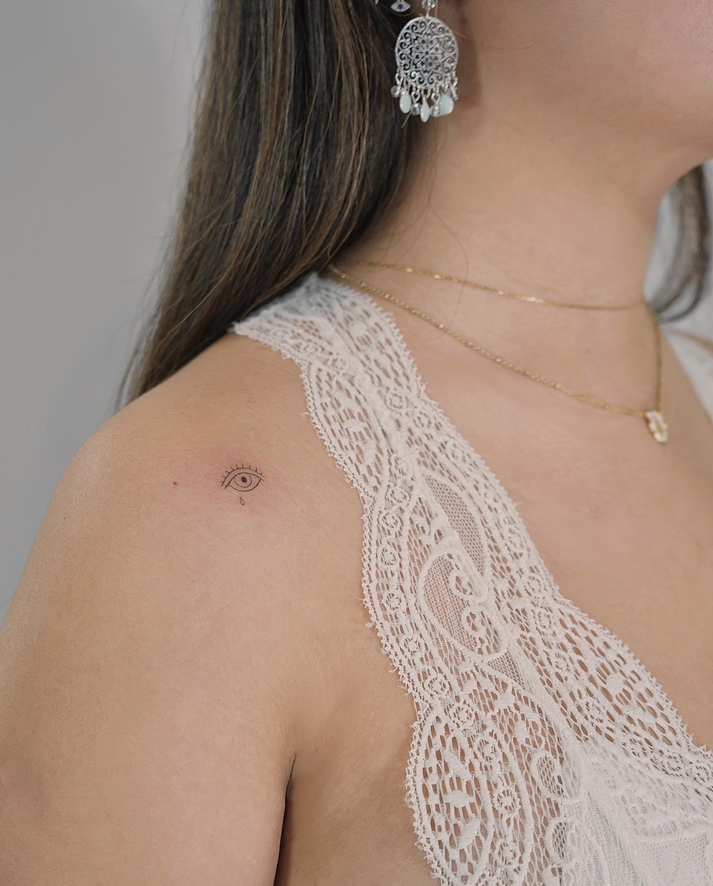 Tatuaje de ornamental en hombro, línea fina Sinkply Madrid