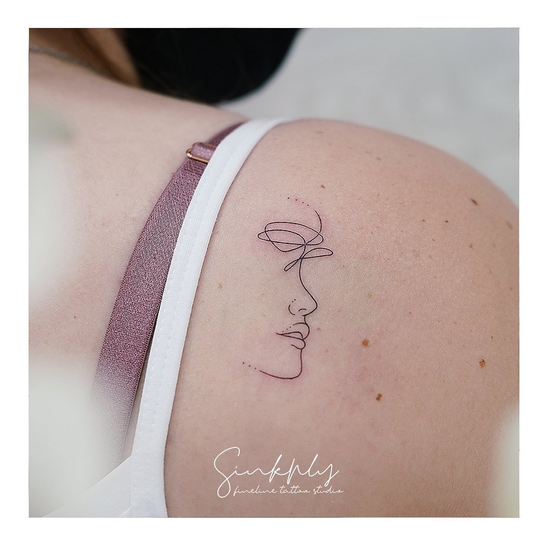 Tatuaje de ornamental en hombro, línea fina Sinkply Madrid