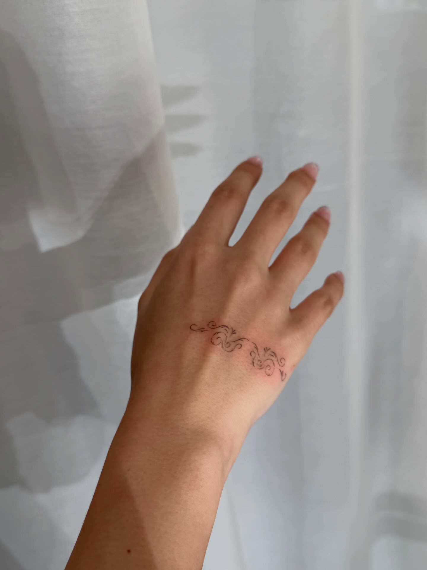 Tatuaje de ornamental en mano, línea fina Sinkply Madrid