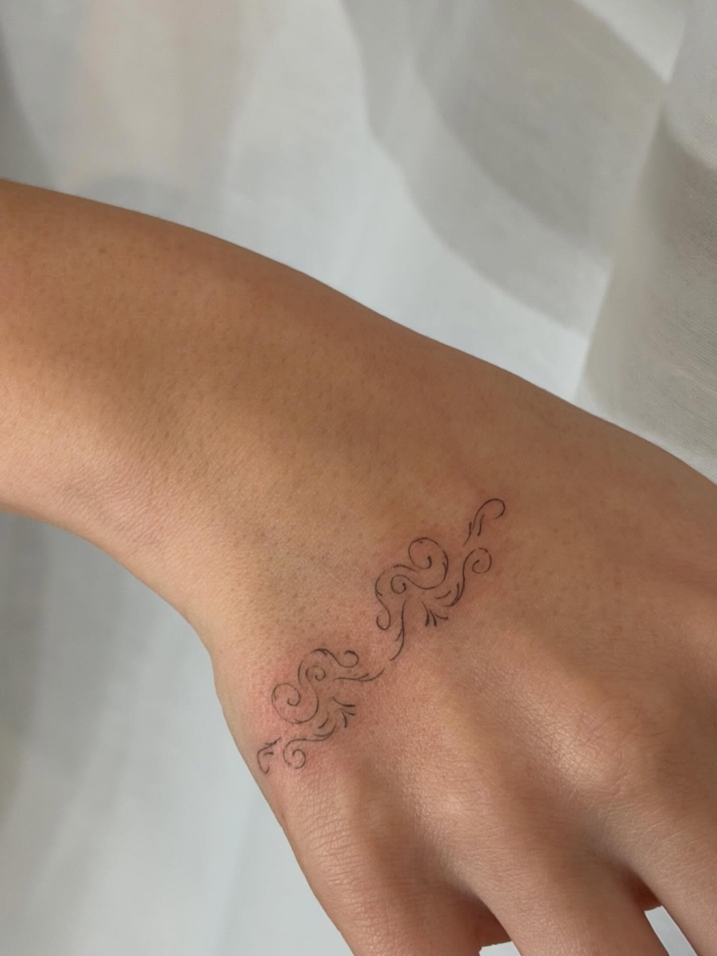 Tatuaje de ornamental en mano, línea fina Sinkply Madrid
