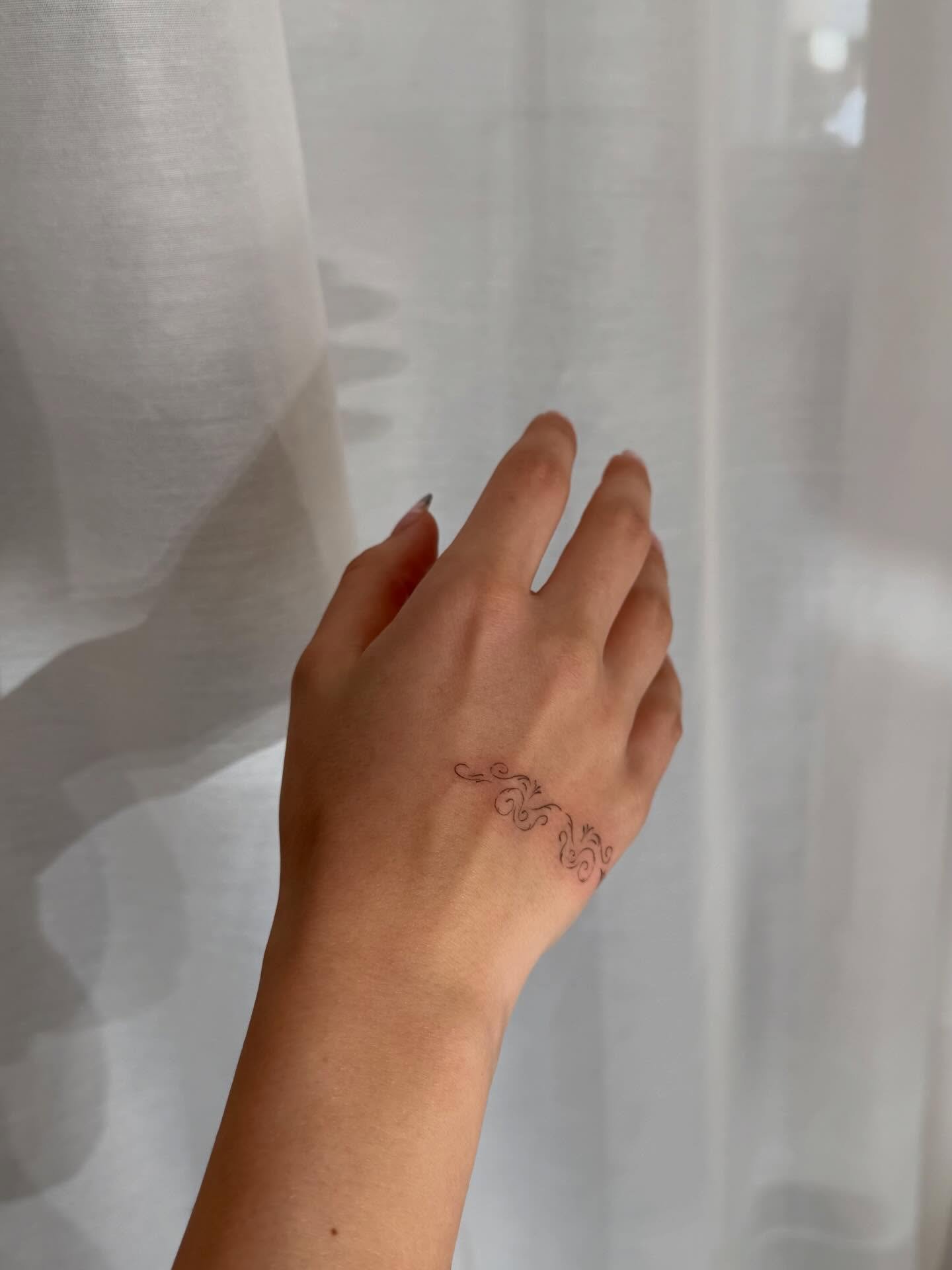 Tatuaje de ornamental en mano, línea fina Sinkply Madrid