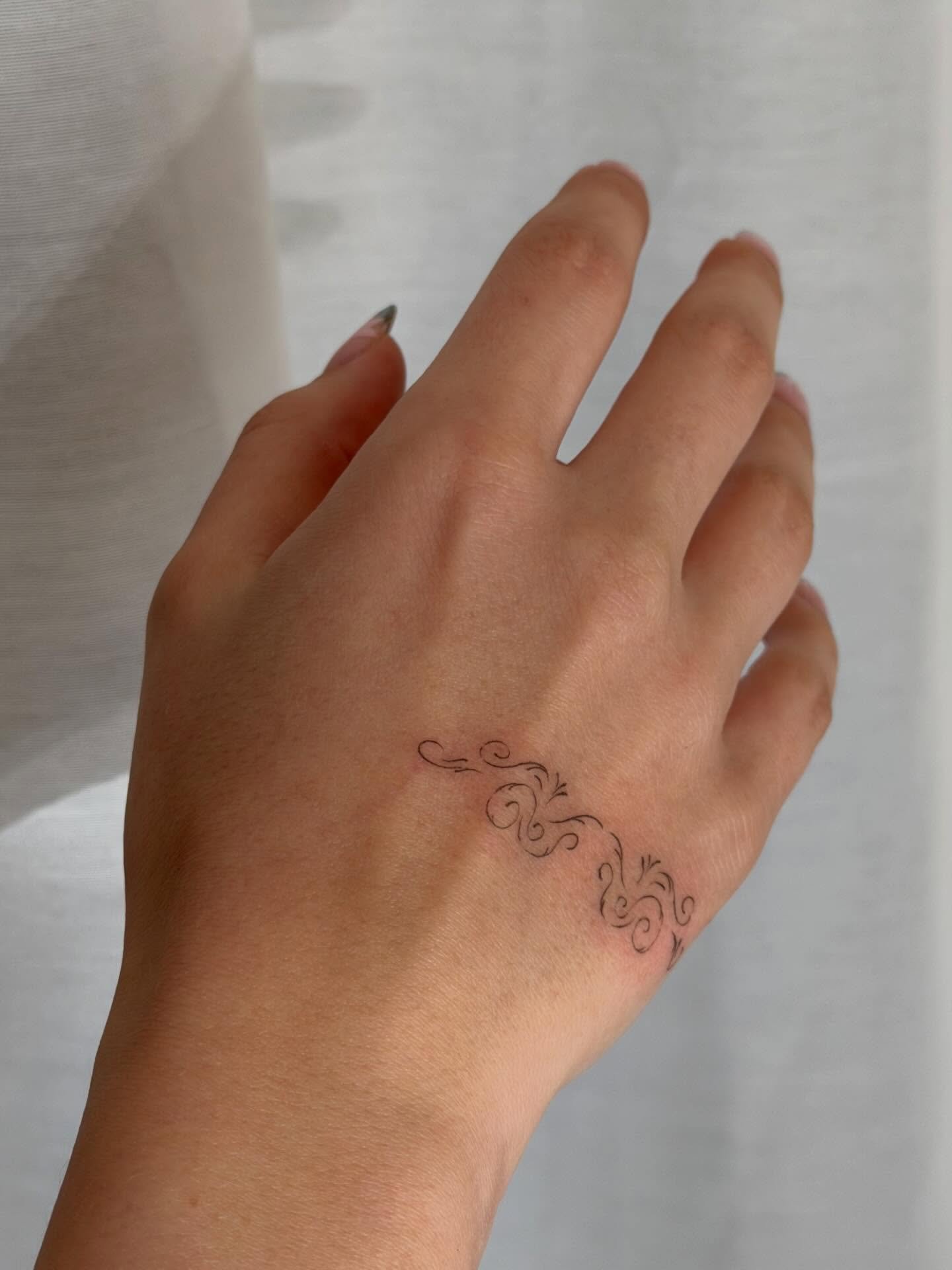Tatuaje de ornamental en mano, línea fina Sinkply Madrid