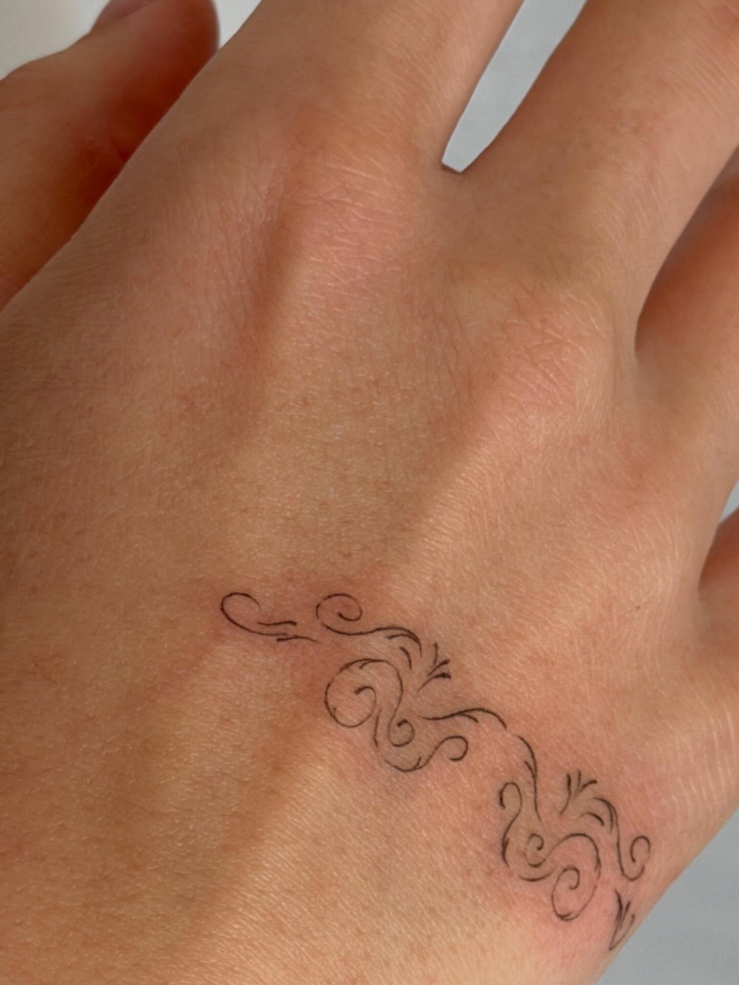 Tatuaje de ornamental en mano, línea fina Sinkply Madrid