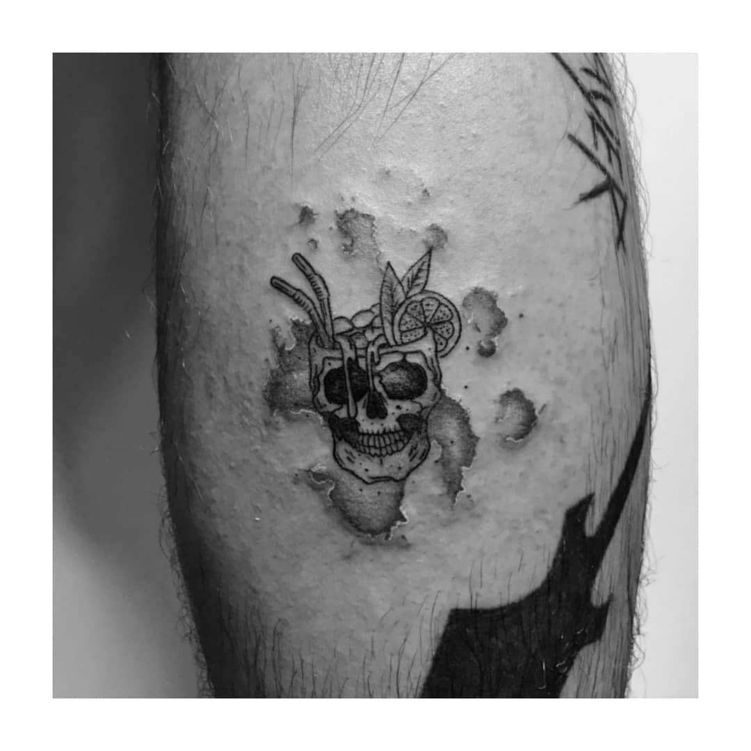 Tatuaje de ornamental en muslo, línea fina Sinkply Madrid