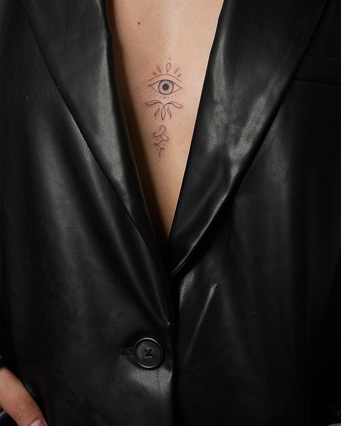 Tatuaje de ornamental en pecho, línea fina Sinkply Madrid