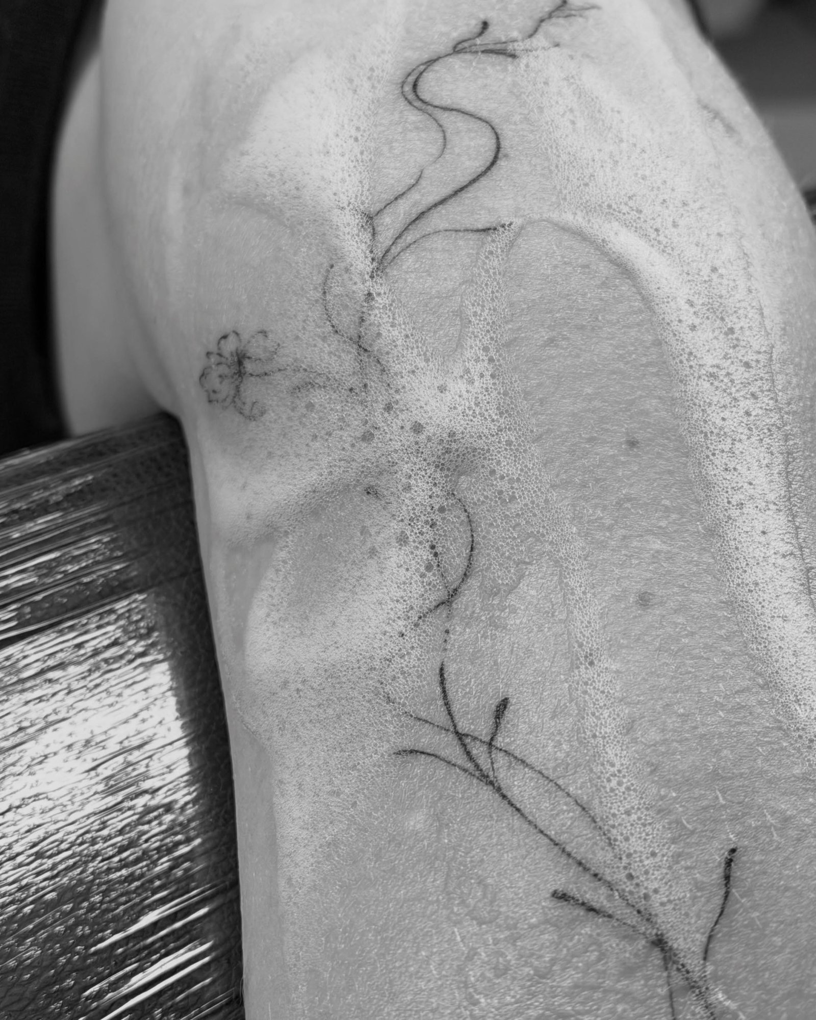 Tatuaje de ornamental en pierna, línea fina Sinkply Madrid