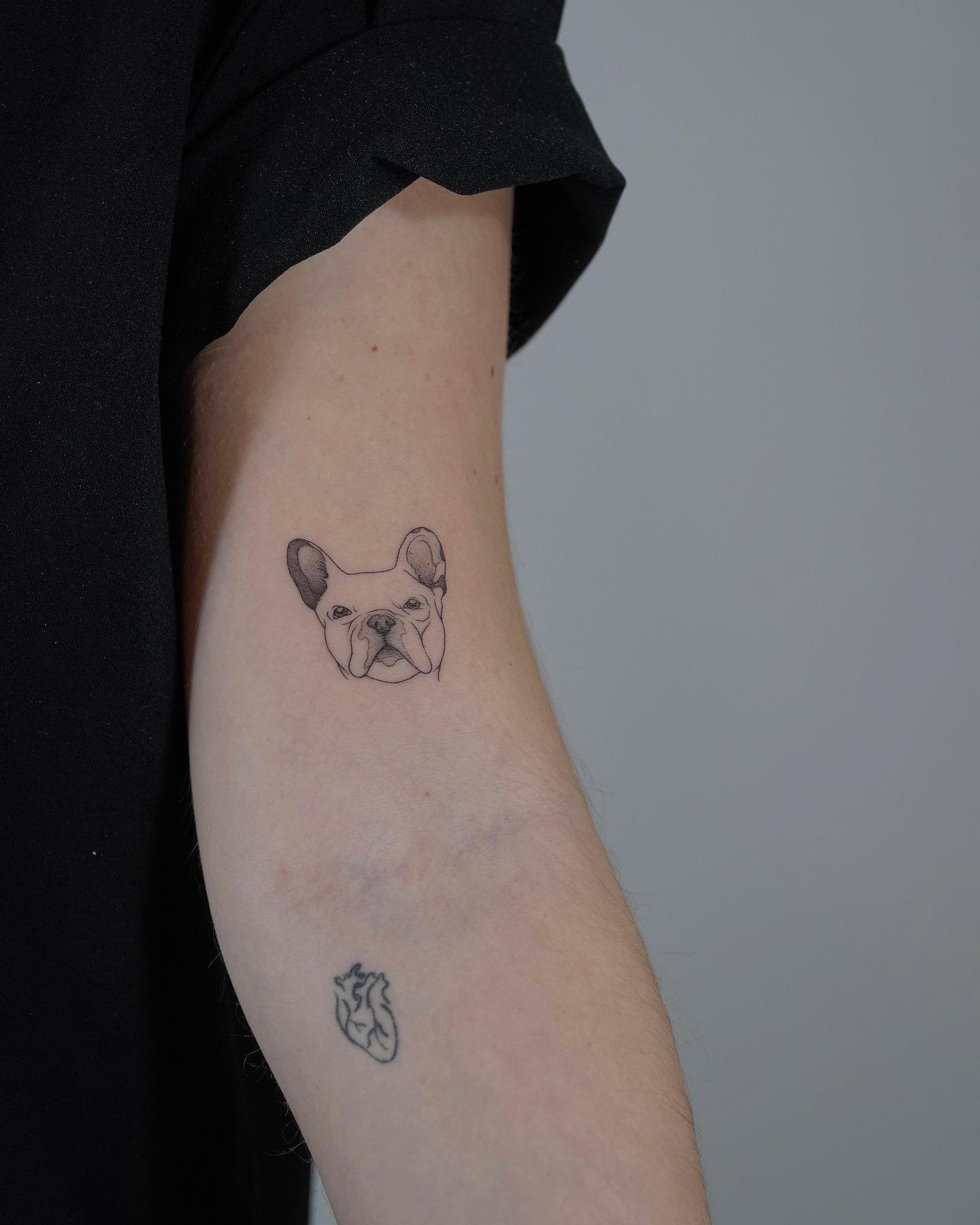 Tatuaje de simbolo en antebrazo, línea fina Sinkply Madrid