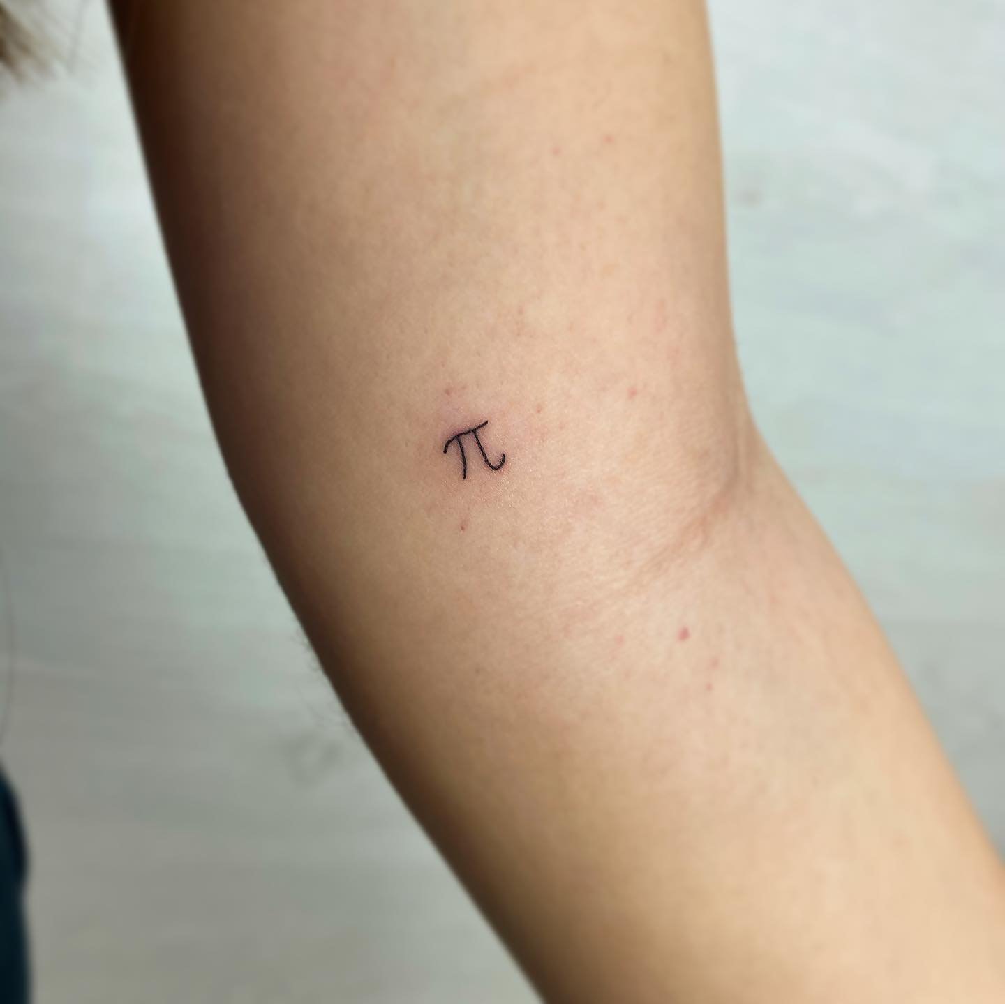 Tatuaje de simbolo en antebrazo, línea fina Sinkply Madrid