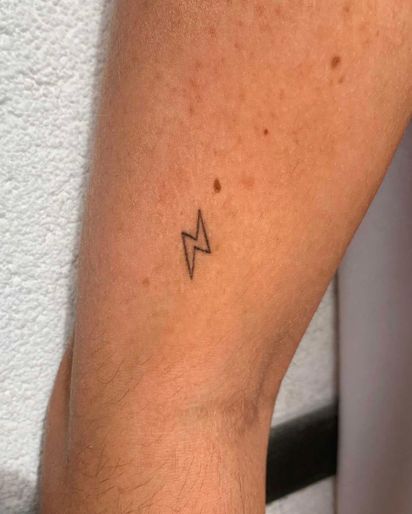 Tatuaje de simbolo en antebrazo, línea fina Sinkply Madrid