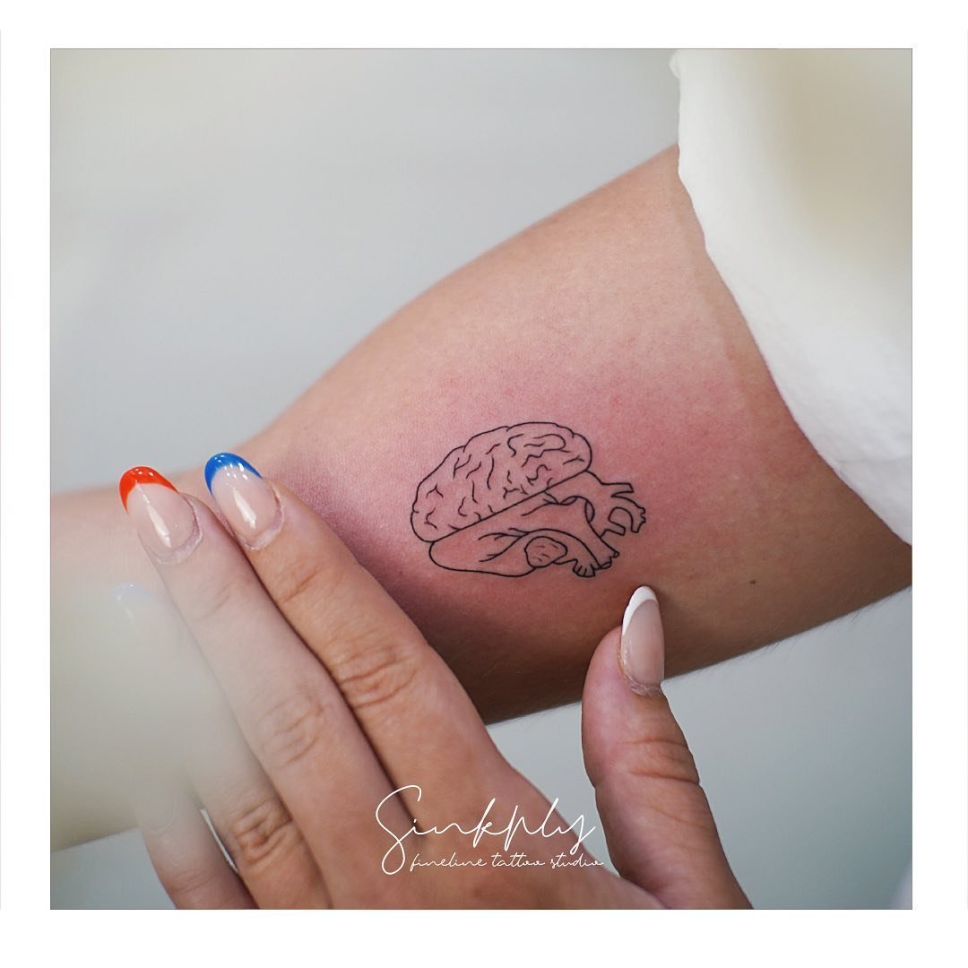 Tatuaje de simbolo en antebrazo, línea fina Sinkply Madrid