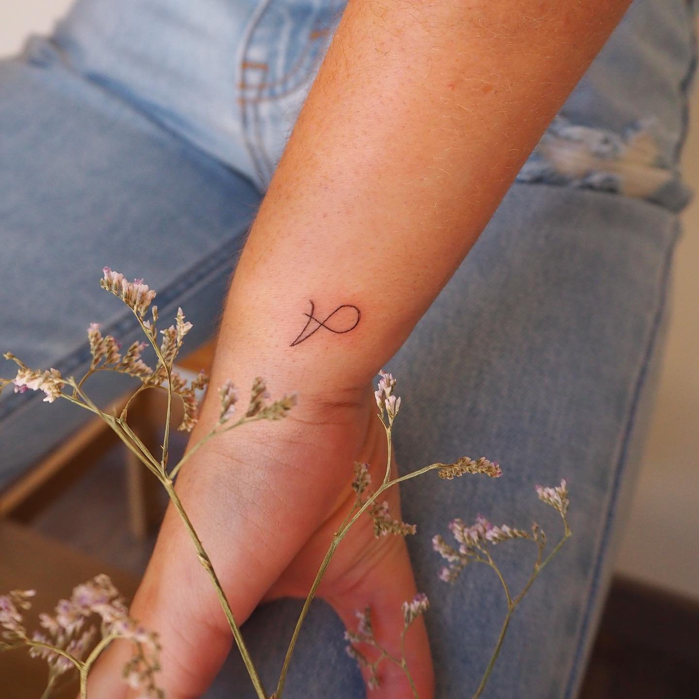 Tatuaje de simbolo en antebrazo, línea fina Sinkply Madrid