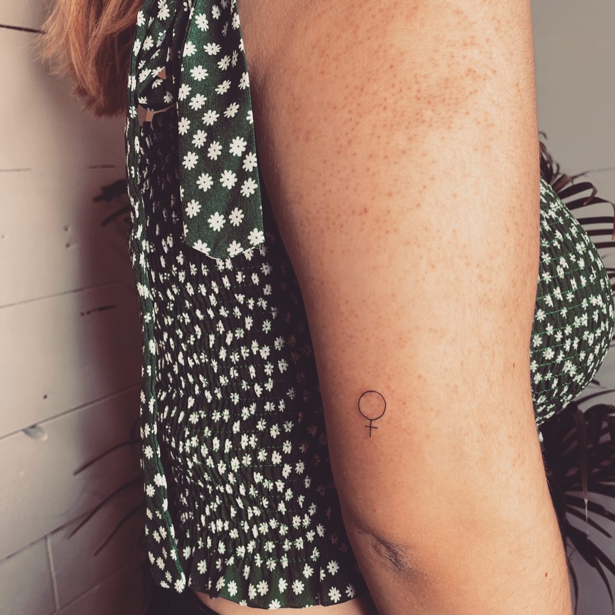 Tatuaje de simbolo en antebrazo, línea fina Sinkply Madrid