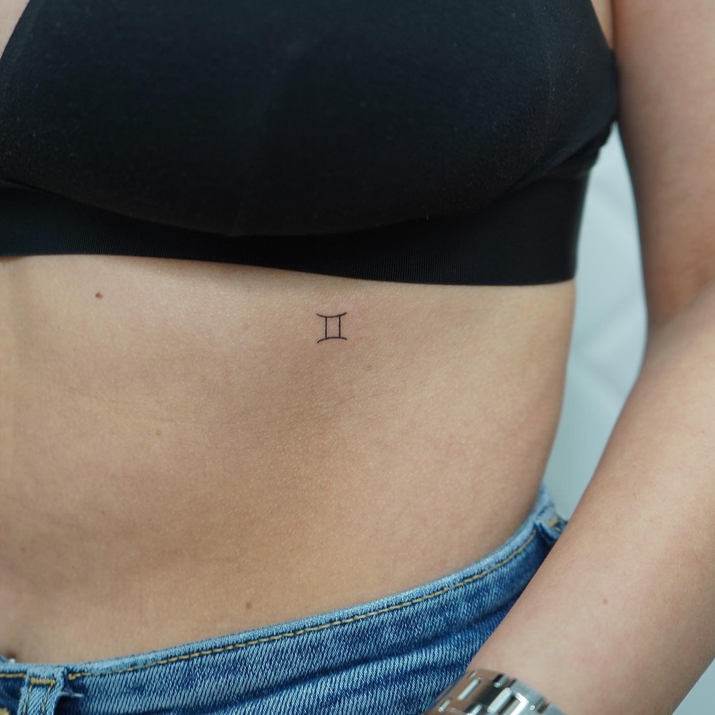 Tatuaje de simbolo en antebrazo, línea fina Sinkply Madrid