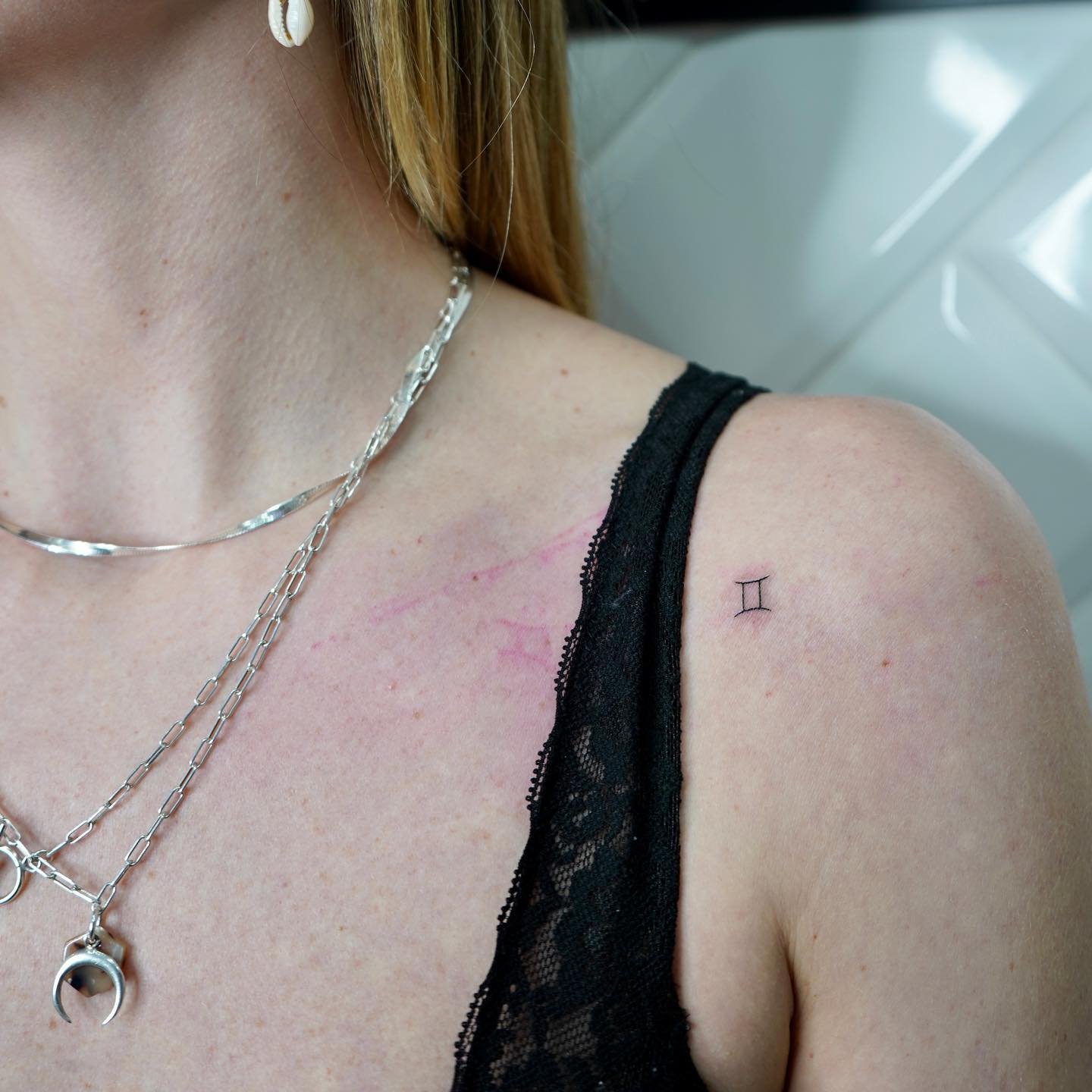 Tatuaje de simbolo en hombro, línea fina Sinkply Madrid