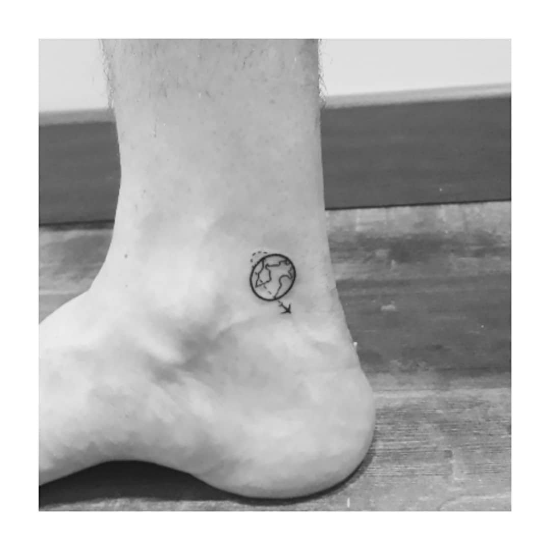 Tatuaje de simbolo en tobillo, línea fina Sinkply Madrid