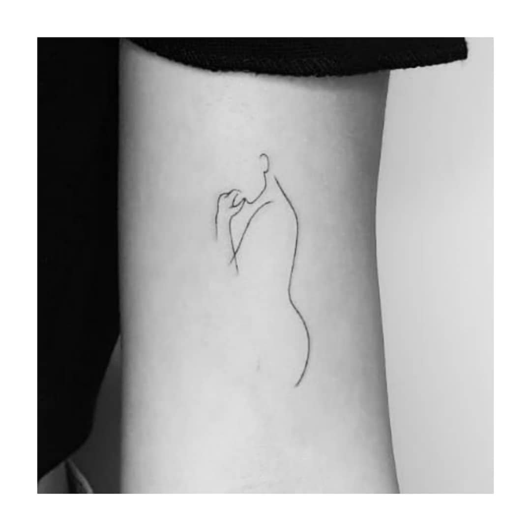 Tatuaje de simbolo en tobillo, línea fina Sinkply Madrid