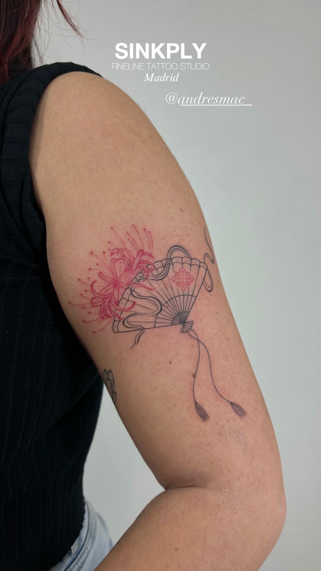 Tatuaje de abanico japones con flores roj en brazo, línea fina