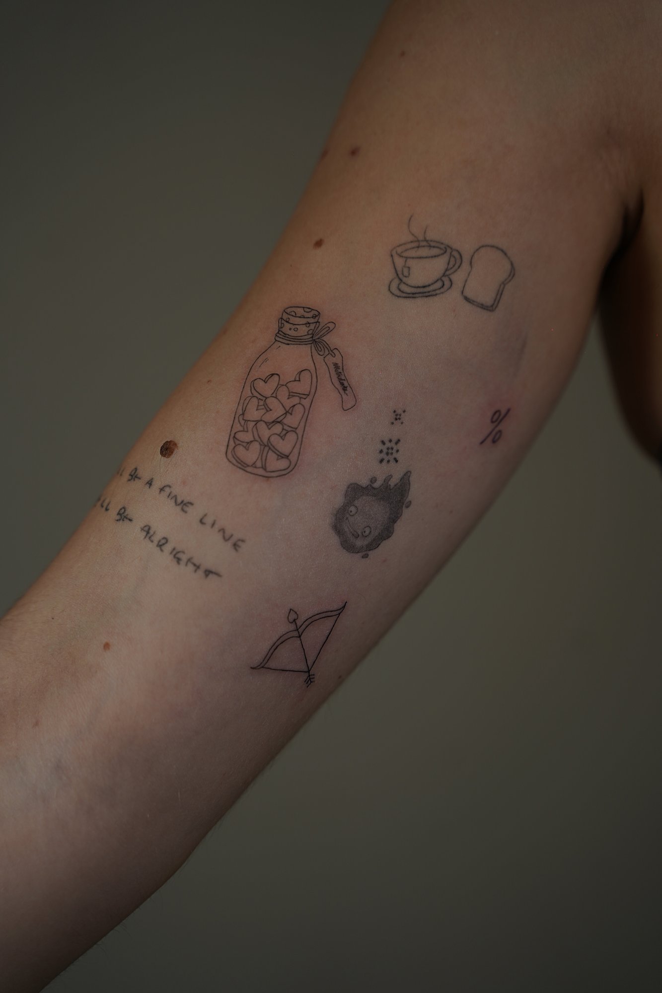 Tatuaje de arco taza corazones en zona desconocida, línea fina