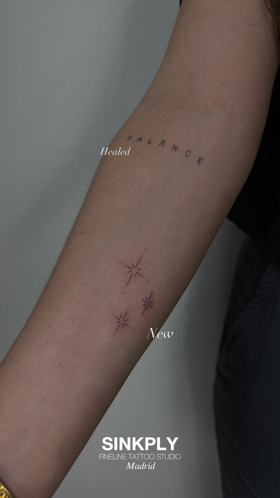 Tatuaje de balance letras y estrellas en antebrazo, línea fina