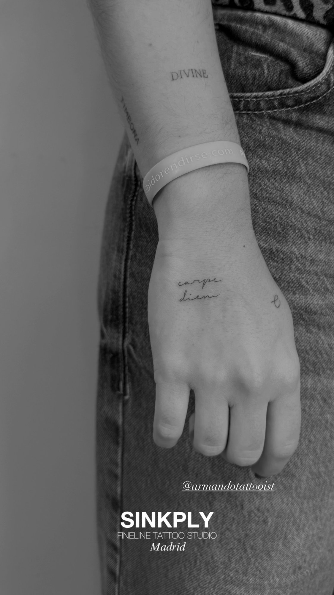 Tatuaje de carpe diem divine letras en mano, línea fina