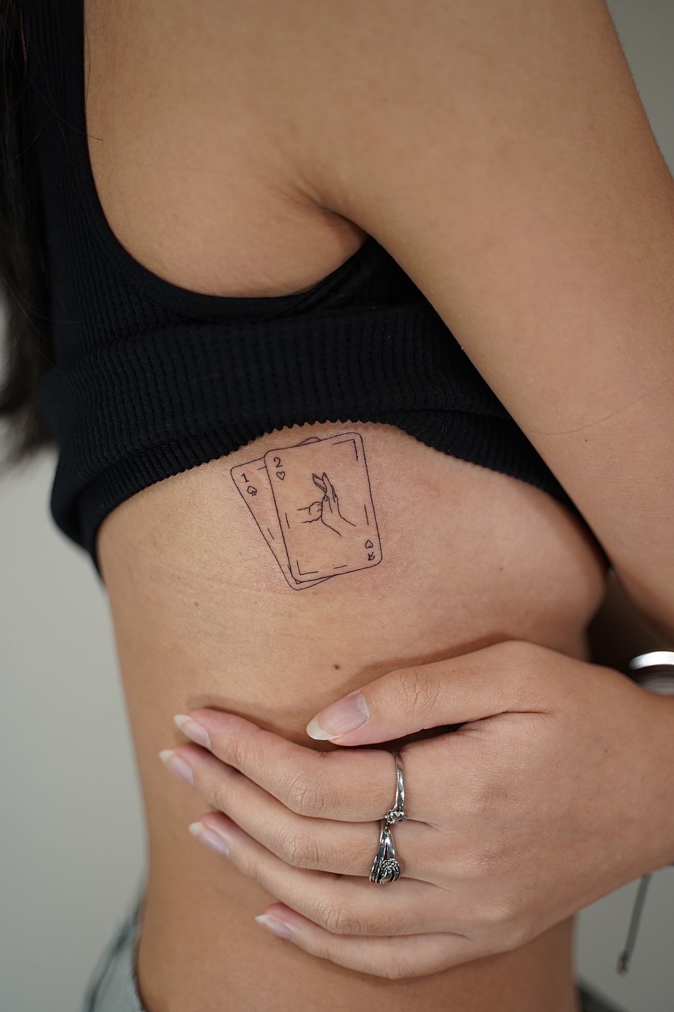Tatuaje de cartas huella perro en zona desconocida, línea fina