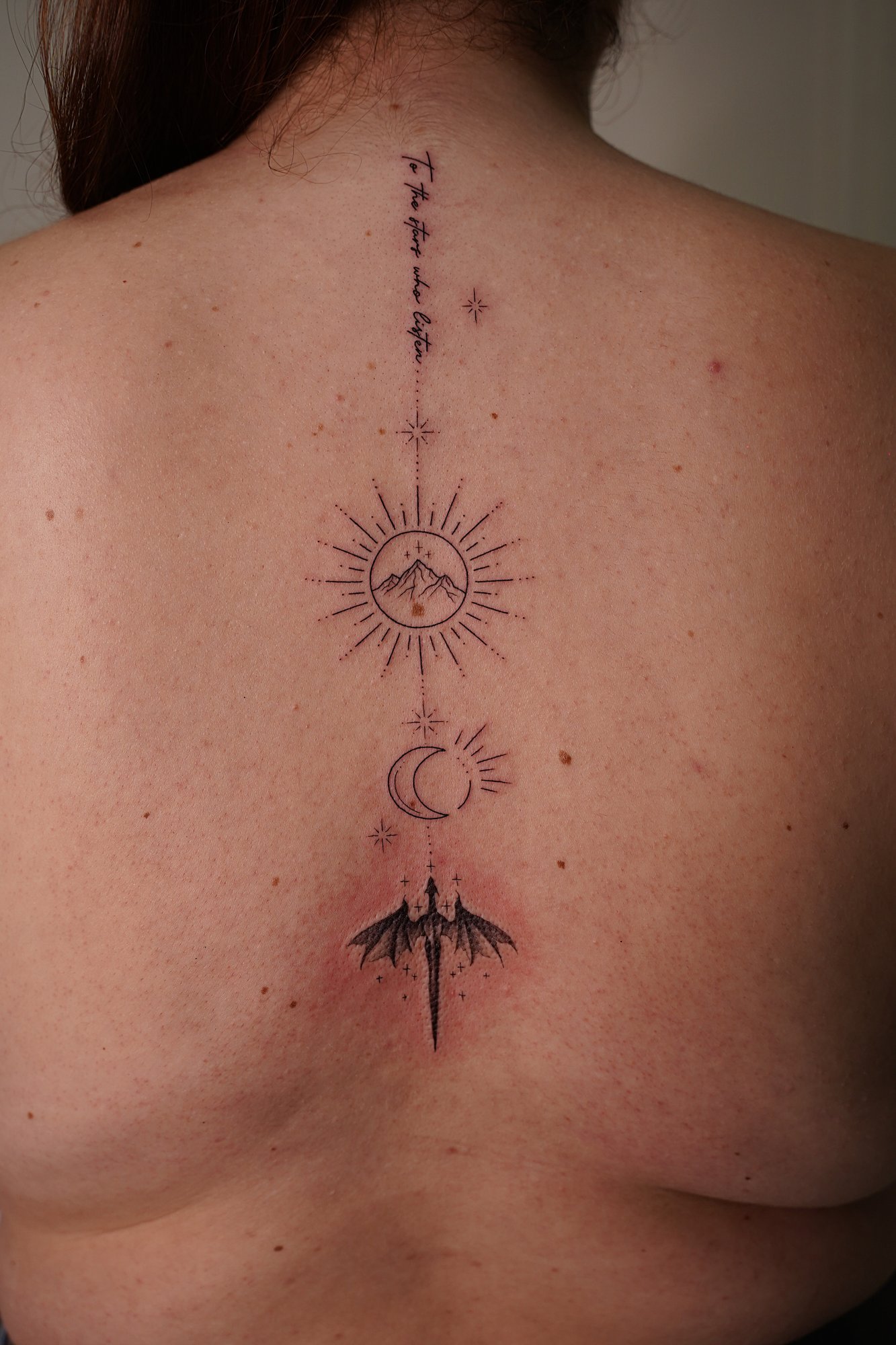 Tatuaje de composicion columna en zona desconocida, línea fina