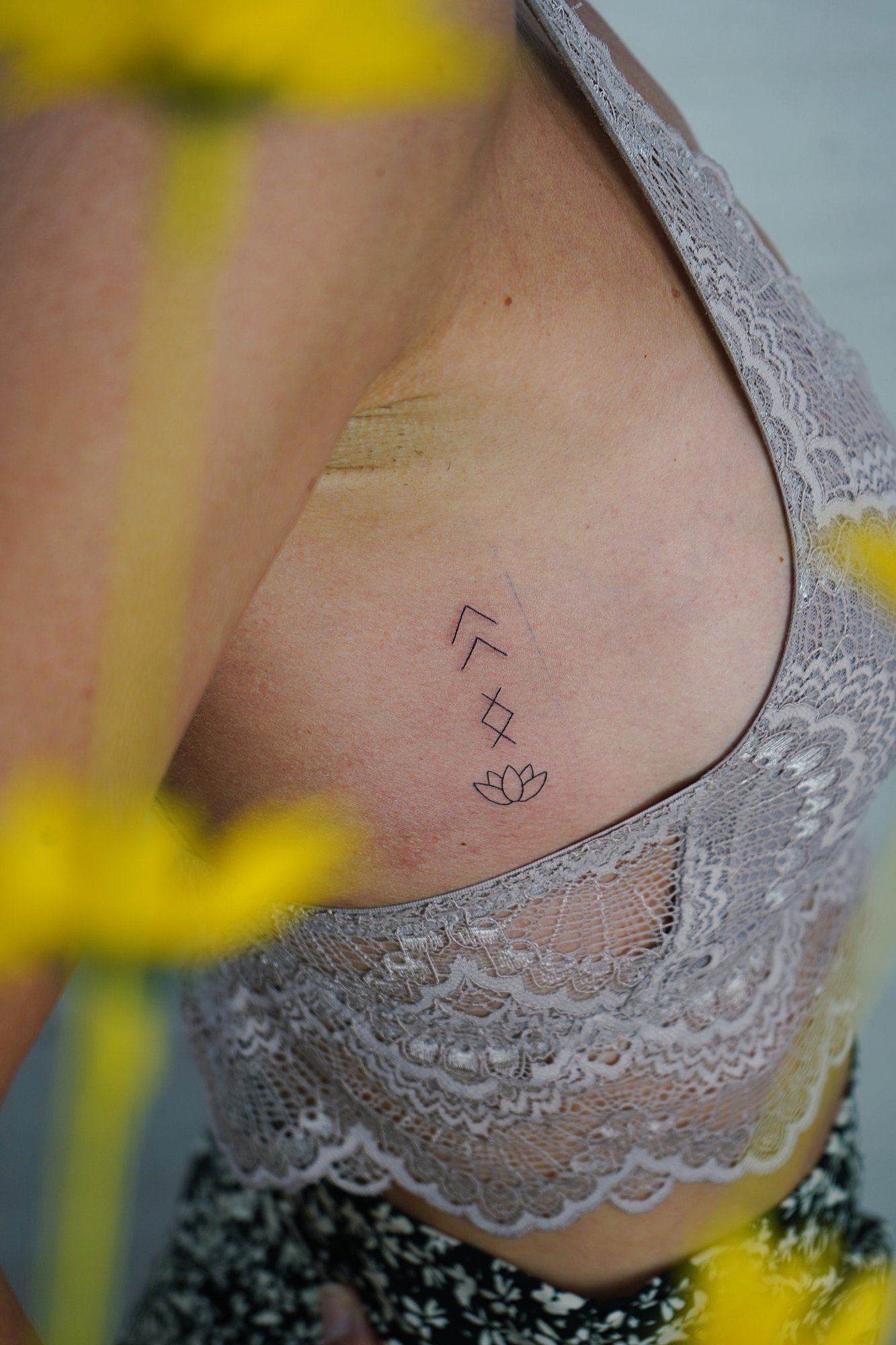 Tatuaje de composicion en costilla, línea fina