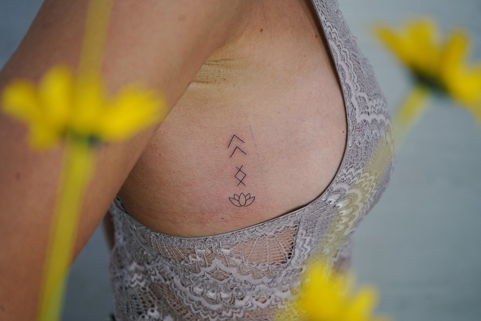 Tatuaje de composicion en costilla, línea fina