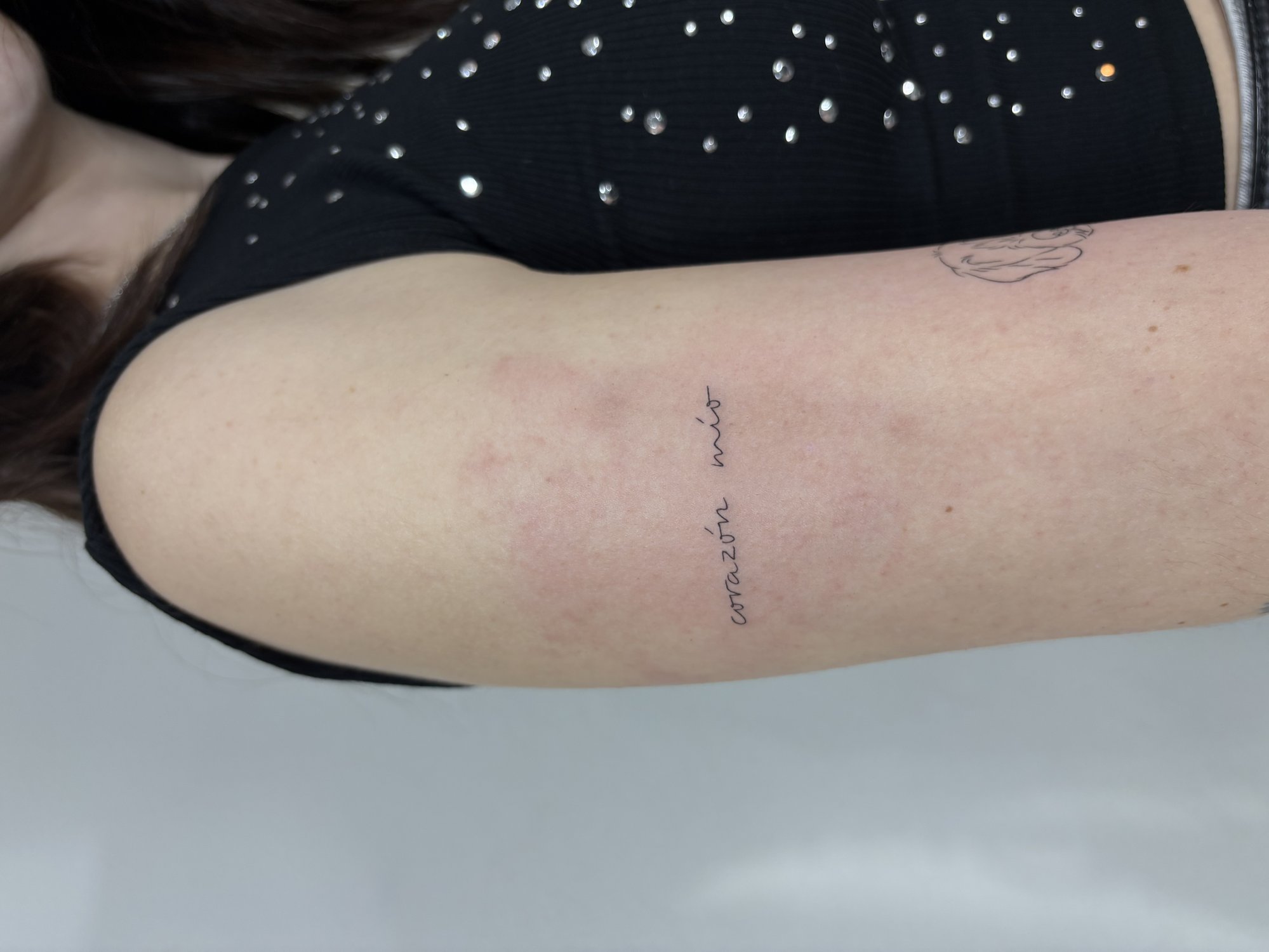 Tatuaje de corazon mio texto y figura en brazo, línea fina