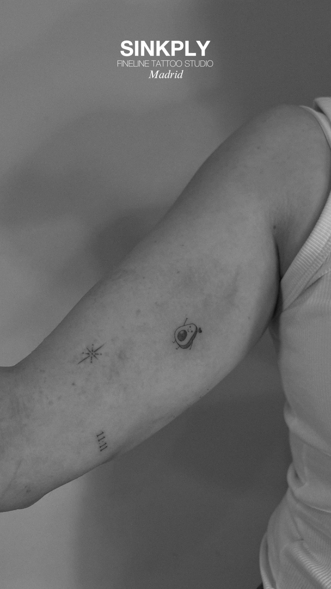 Tatuaje de estrella aguacate y 1111 en brazo, línea fina