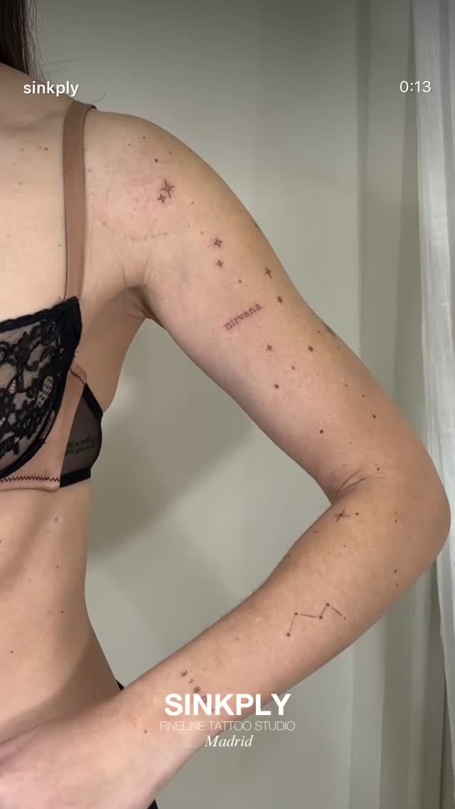 Tatuaje de estrellas constelacion nirvana en brazo, línea fina