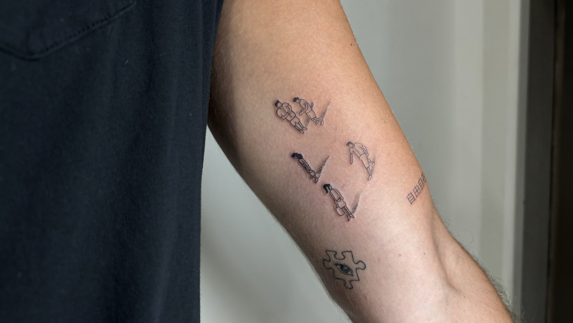 Tatuaje de figuras humanas puzzle ojo en brazo, línea fina