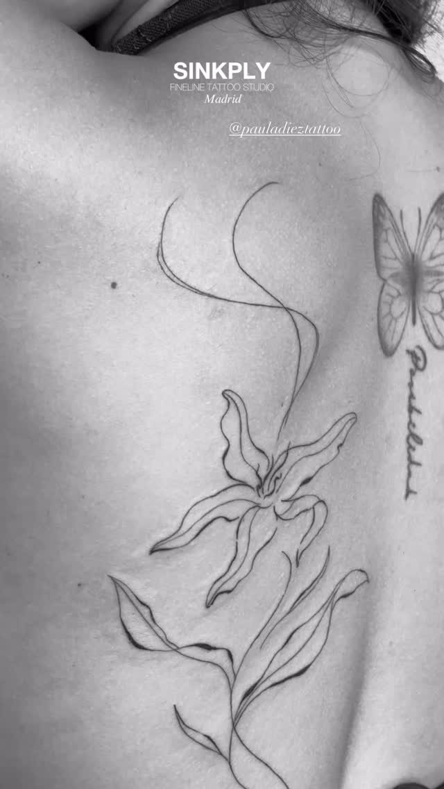 Tatuaje de flor fineline mariposa letras en costilla, línea fina