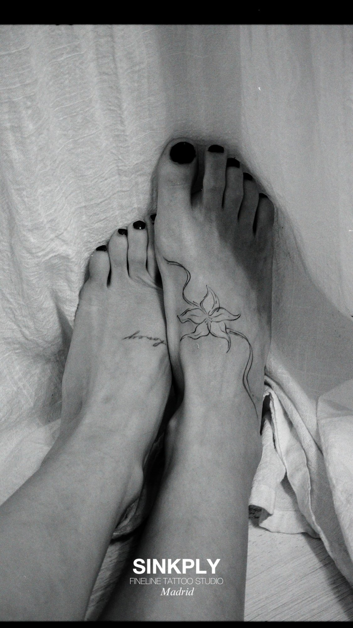 Tatuaje de flor fineline y letras en pie, línea fina