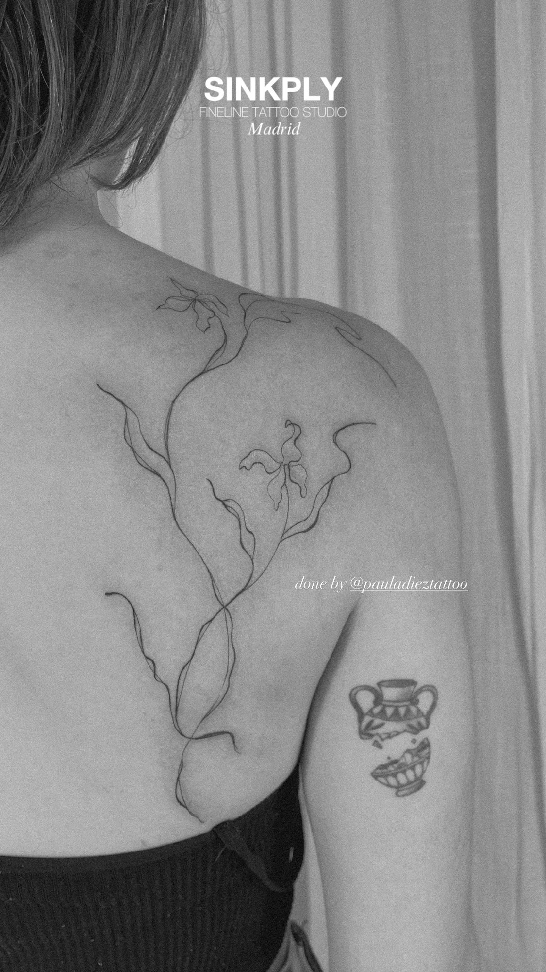 Tatuaje de flor fineline y vasija griega en espalda, línea fina