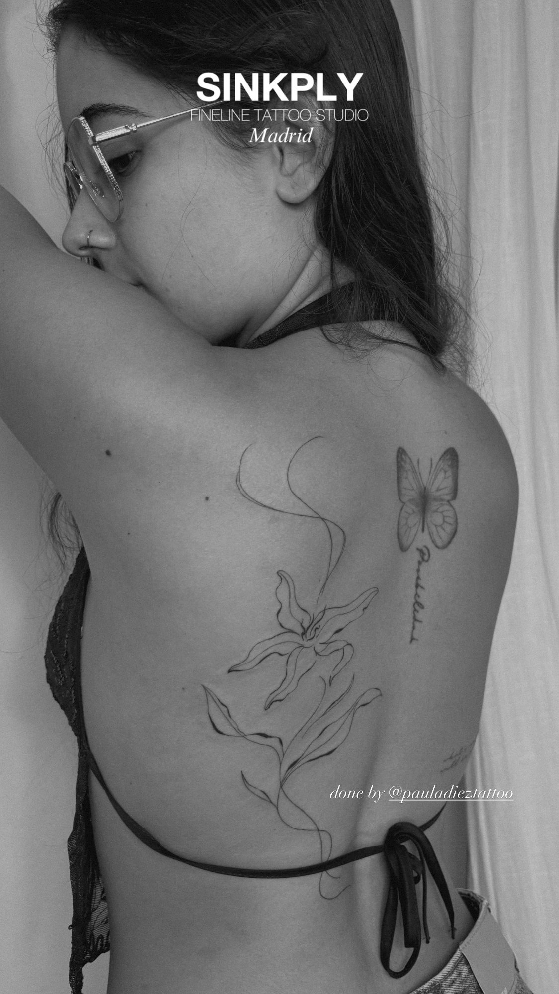 Tatuaje de flor mariposa letras espalda en espalda, línea fina