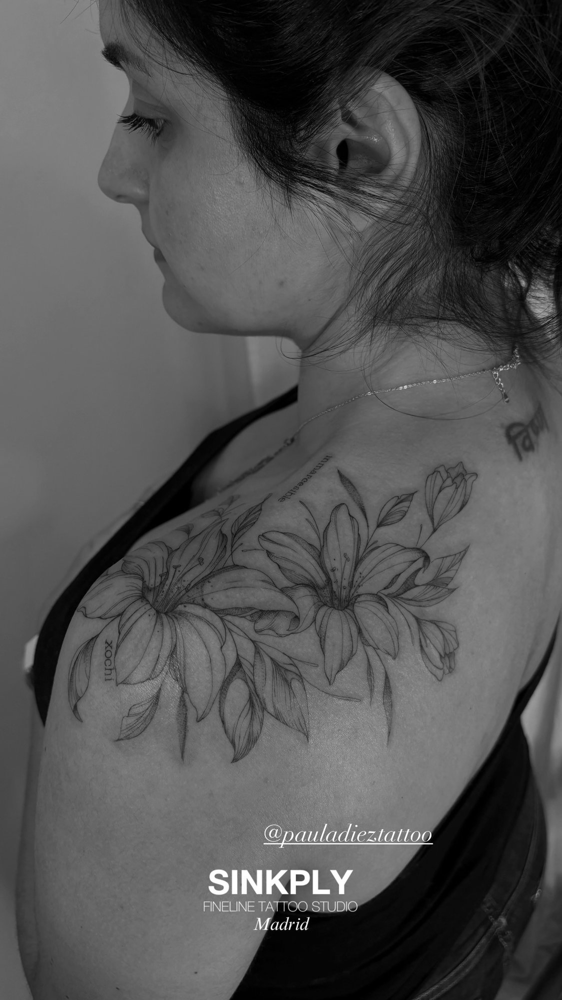 Tatuaje de flores lirios fineline hombro en hombro, línea fina