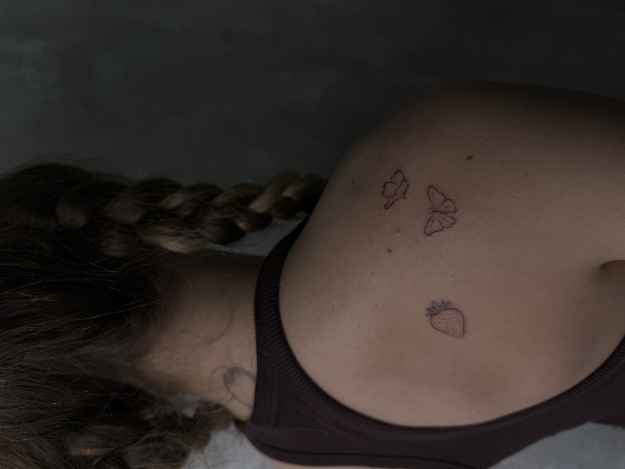 Tatuaje de fresa mariposas flor pequenas en espalda, línea fina