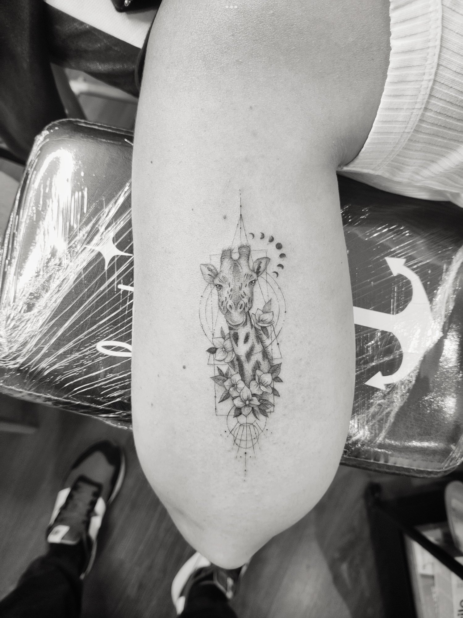Tatuaje de jirafa floral geométrico lunas en antebrazo, línea fina