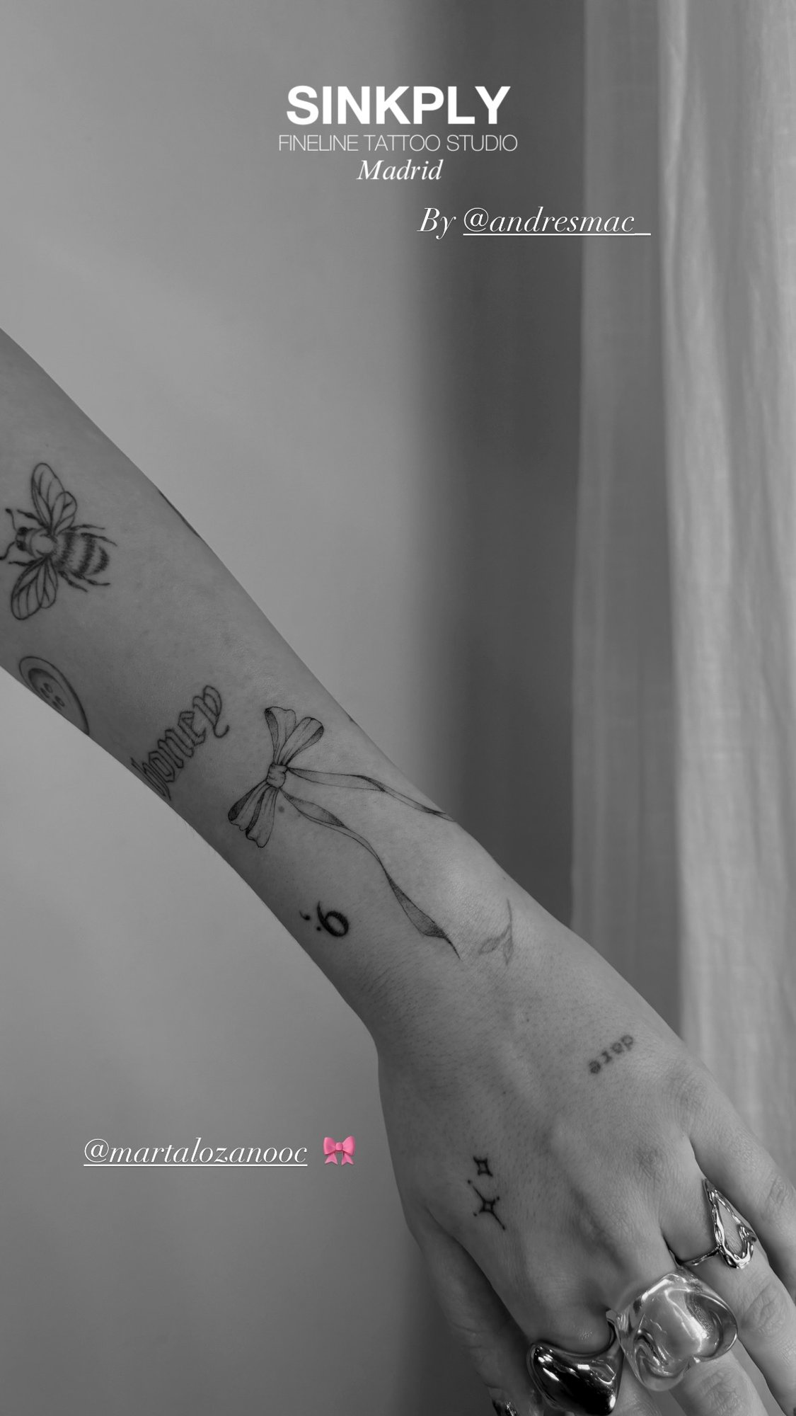 Tatuaje de lazo abeja honey estrellas en antebrazo, línea fina