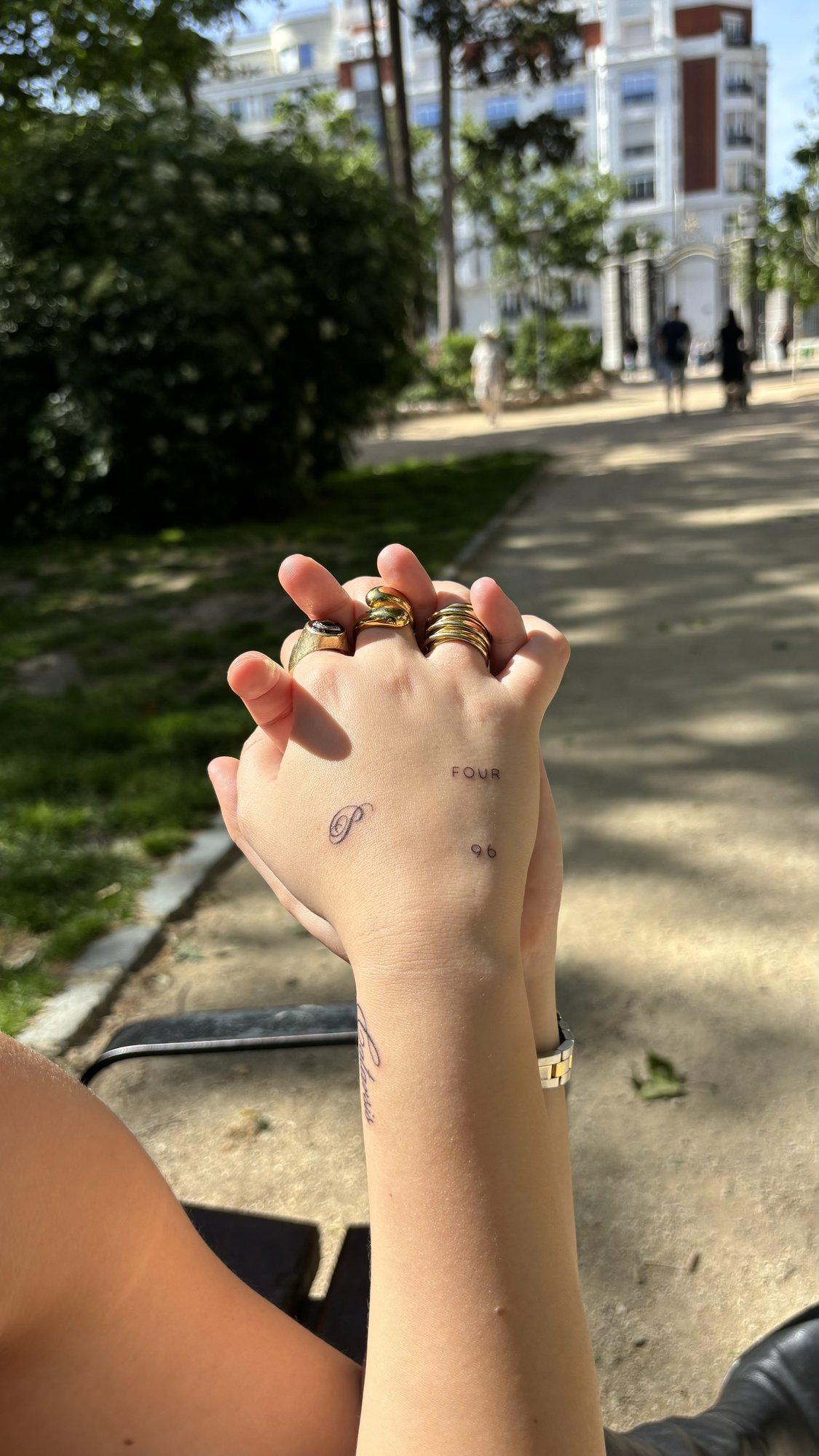 Tatuaje de letras p four 96 cursiva en mano, línea fina
