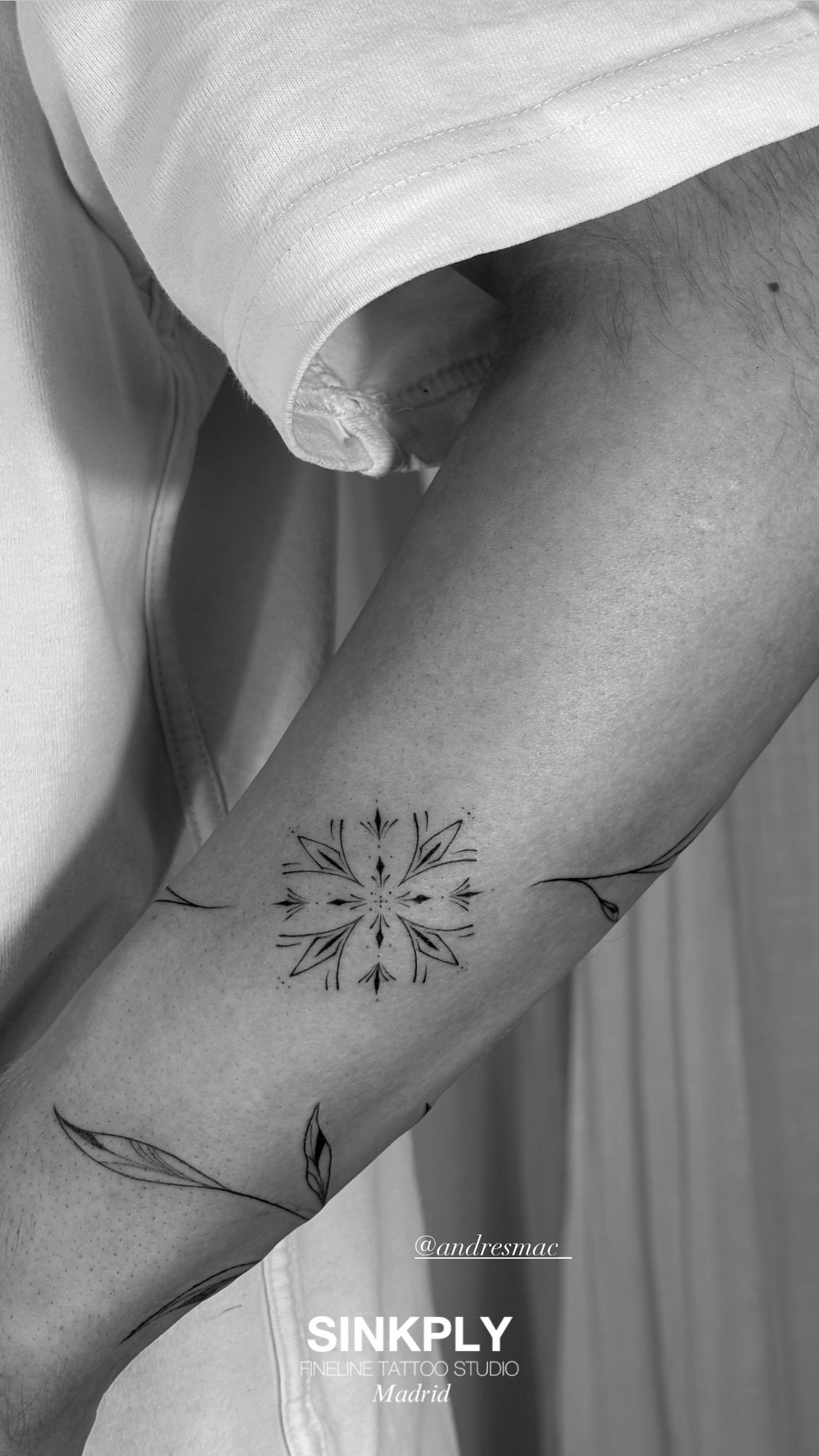 Tatuaje de mandala floral con ramas en brazo, línea fina