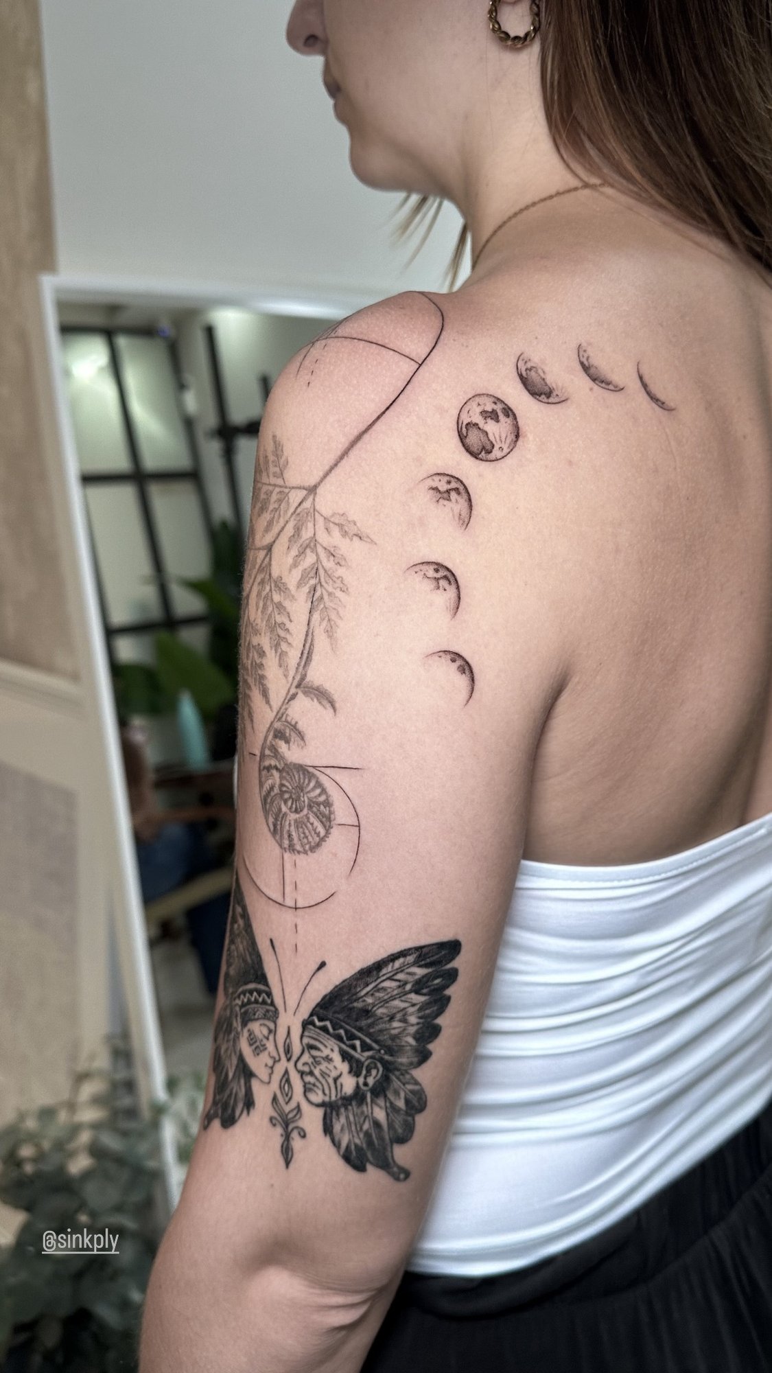 Tatuaje de mariposa fases lunares helecho en brazo, línea fina