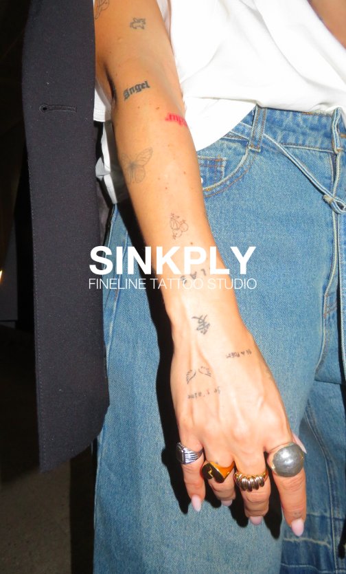 Tatuaje de multiples tatuajes fineline br en antebrazo, línea fina
