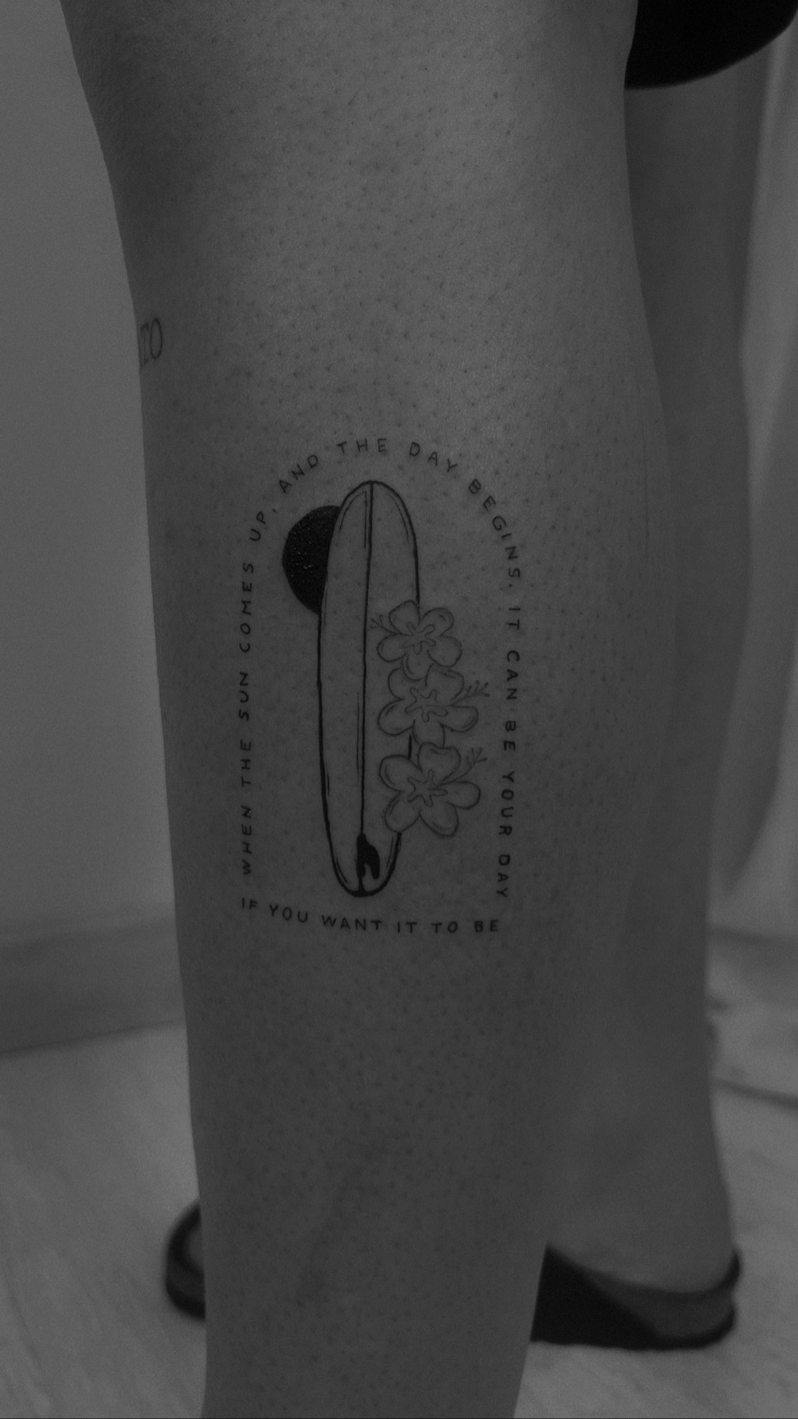 Tatuaje de tabla surf flores frase en pierna, línea fina